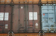 Закрепление контейнеров на палубе с помощью крепежных стержней и поворотных замков