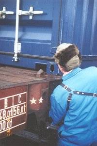 : Железнодорожное транспортное средство с контейнером во время маневрирования : Железнодорожное транспортное средство с контейнером во время маневрирования