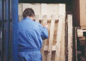 Упаковщик контейнера вносит последние штрихи Упаковщик контейнера вносит последние штрихи