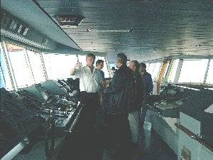 Капитан контейнеровоза с проверяющими на мостике Капитан контейнеровоза с проверяющими на мостике